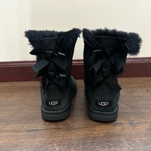 Ugg women’s bow size 6